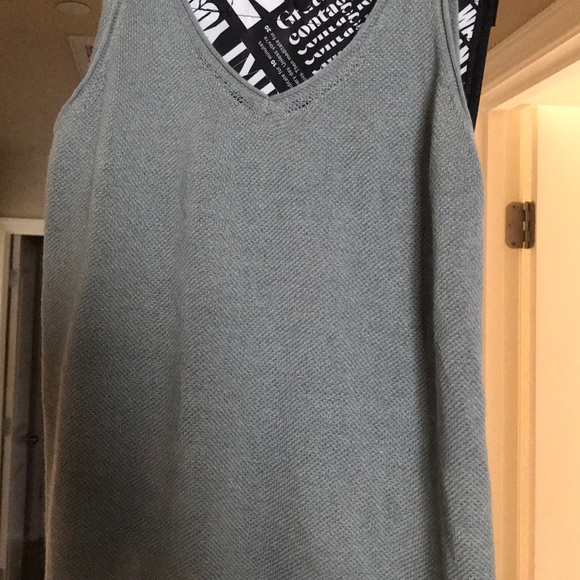 LuluLemon Workout Top - Picture 2 of 4